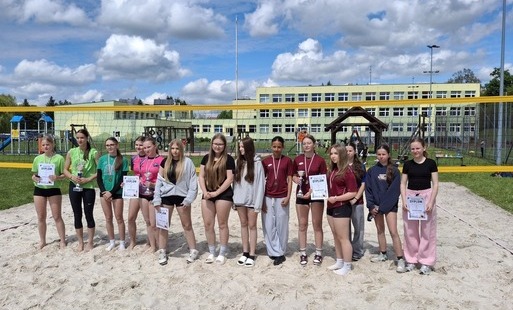 Zdjęcie do Powiatowe Igrzyska Młodzieży Szkolnej w siatk&oacute;wce plażowej dziewcząt