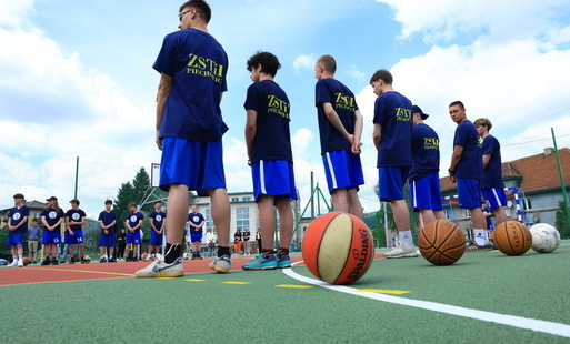 Zdjęcie do Uroczyste otwarcie nowego wielofunkcyjnego boiska sportowego w Piechowicach