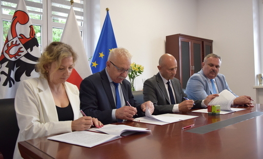 Zdjęcie do Umowa podpisana &ndash; remont drogi Mała Kamienica &ndash; Chromiec &nbsp;