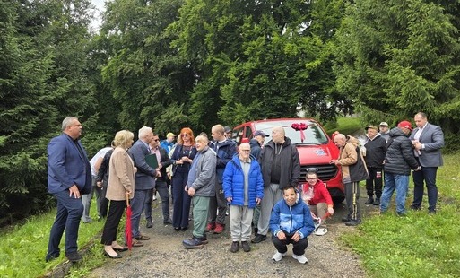 Zdjęcie do Bus przekazany dla Domu Pomocy Społecznej &bdquo;Junior&rdquo; w Miłkowie. &nbsp;&nbsp;