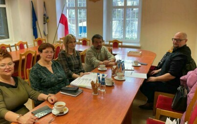 Zdjęcie do VIII posiedzenie Zespołu ds. wsp&oacute;łpracy Zarządu Powiatu Karkonoskiego z organizacjami pozarządowymi